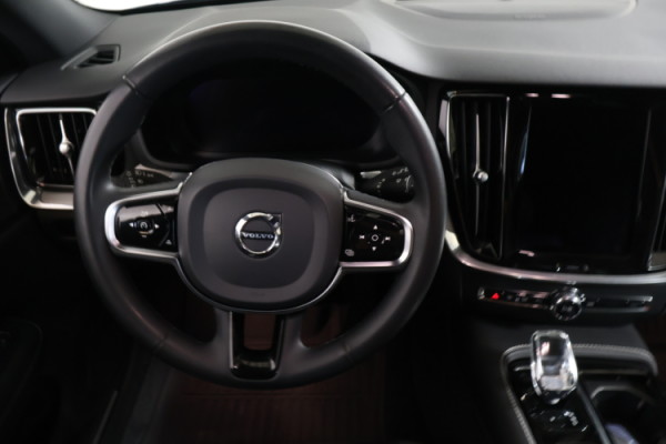 Esittelykuva VOLVO V60 lataushybridiautosta.