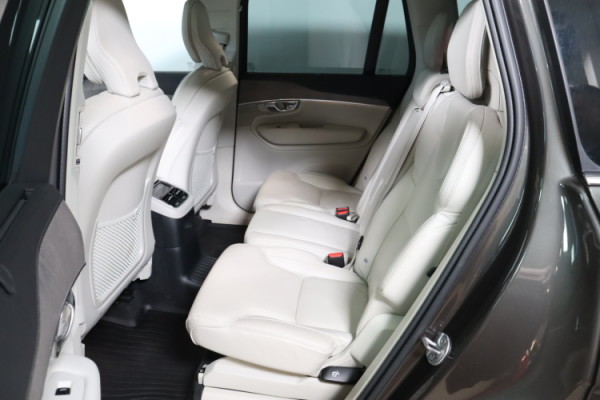 Esittelykuva VOLVO XC90 lataushybridiautosta.