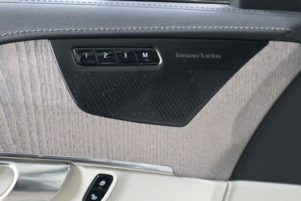 Esittelykuva VOLVO XC90 lataushybridiautosta.