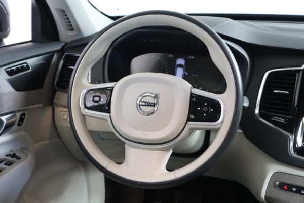 Esittelykuva VOLVO XC90 lataushybridiautosta.
