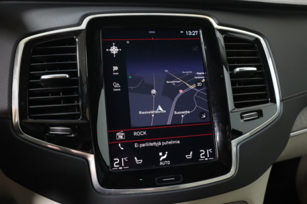 Esittelykuva VOLVO XC90 lataushybridiautosta.