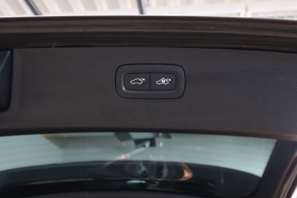 Esittelykuva VOLVO XC90 lataushybridiautosta.
