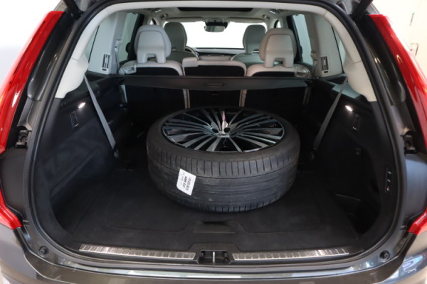 Esittelykuva VOLVO XC90 lataushybridiautosta.