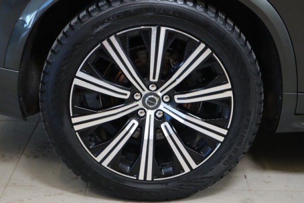 Esittelykuva VOLVO XC90 lataushybridiautosta.