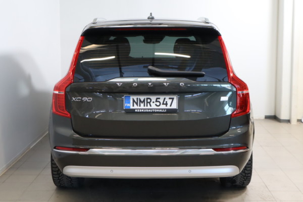 Esittelykuva VOLVO XC90 lataushybridiautosta.