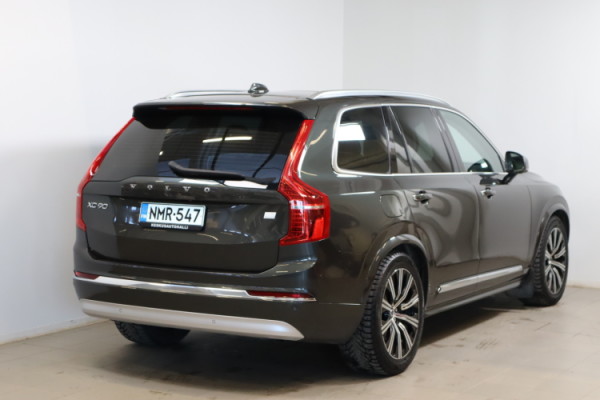 Esittelykuva VOLVO XC90 lataushybridiautosta.