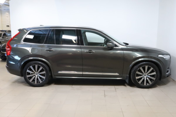 Esittelykuva VOLVO XC90 lataushybridiautosta.