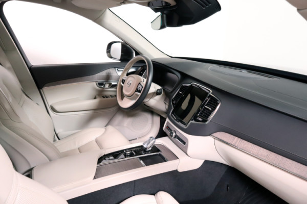 Esittelykuva VOLVO XC90 lataushybridiautosta.