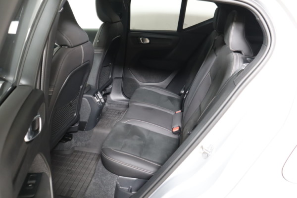Esittelykuva VOLVO XC40 täyssähköautosta.