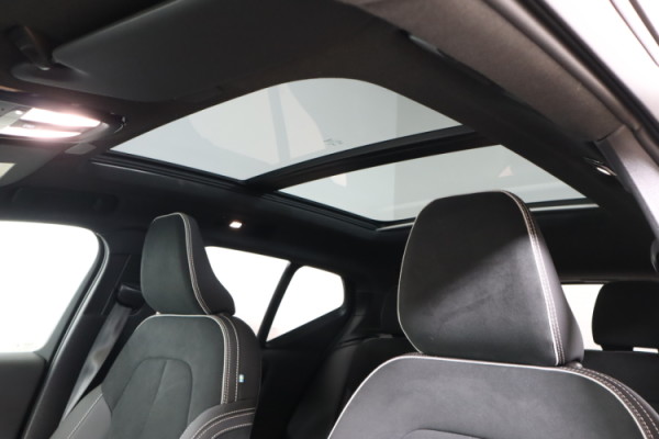 Esittelykuva VOLVO XC40 täyssähköautosta.