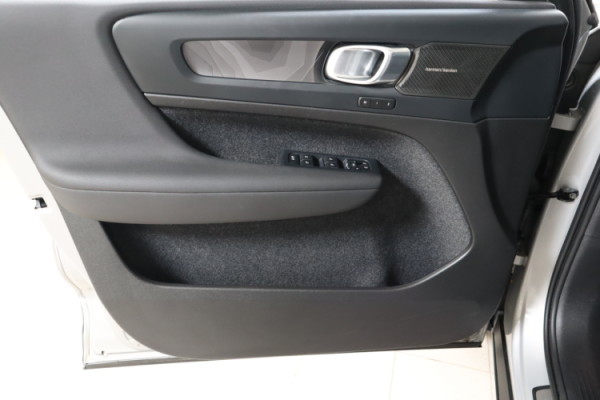 Esittelykuva VOLVO XC40 täyssähköautosta.