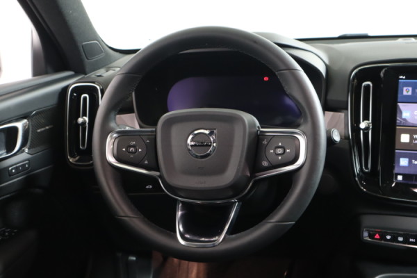 Esittelykuva VOLVO XC40 täyssähköautosta.