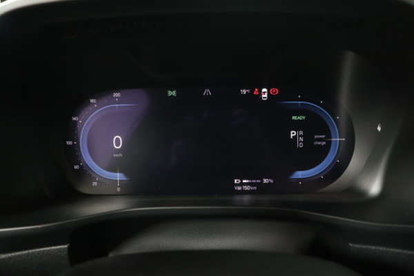 Esittelykuva VOLVO XC40 täyssähköautosta.