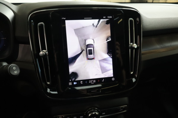 Esittelykuva VOLVO XC40 täyssähköautosta.