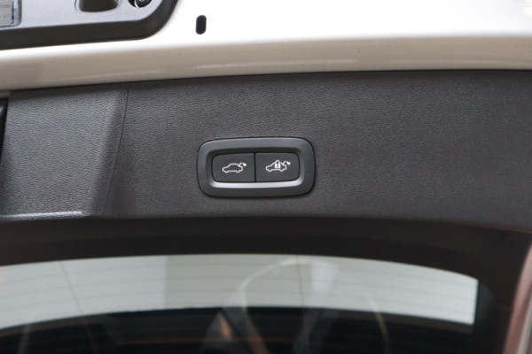 Esittelykuva VOLVO XC40 täyssähköautosta.