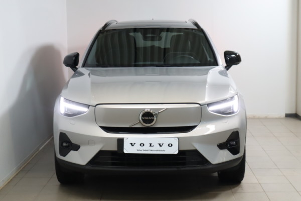 Esittelykuva VOLVO XC40 täyssähköautosta.