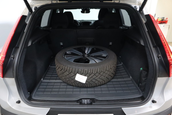 Esittelykuva VOLVO XC40 täyssähköautosta.