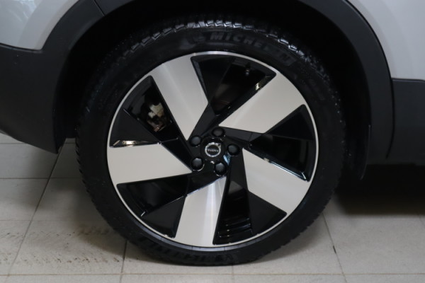 Esittelykuva VOLVO XC40 täyssähköautosta.