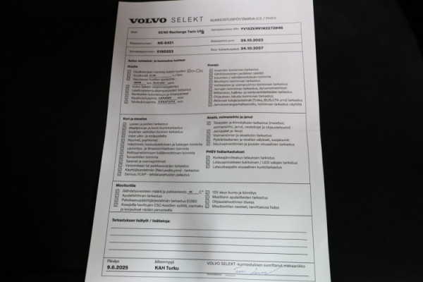 Esittelykuva VOLVO XC40 täyssähköautosta.