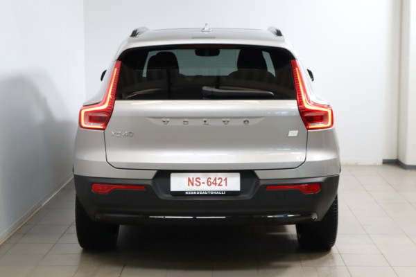 Esittelykuva VOLVO XC40 täyssähköautosta.