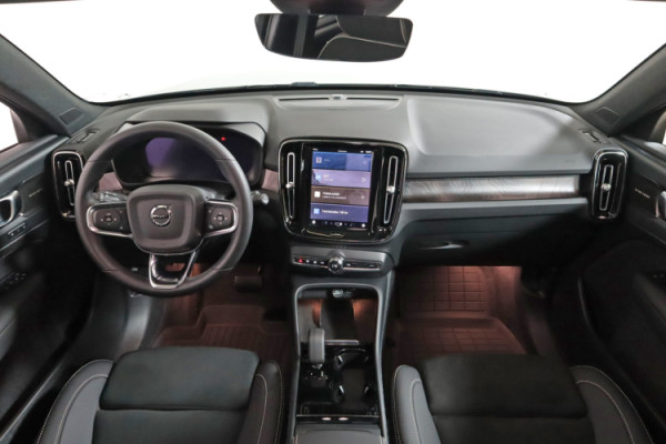 Esittelykuva VOLVO XC40 täyssähköautosta.