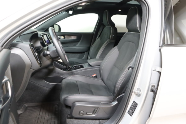 Esittelykuva VOLVO XC40 täyssähköautosta.