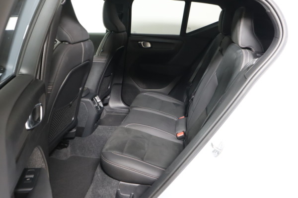 Esittelykuva VOLVO XC40 täyssähköautosta.