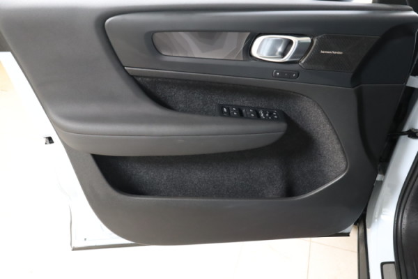 Esittelykuva VOLVO XC40 täyssähköautosta.