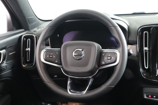 Esittelykuva VOLVO XC40 täyssähköautosta.