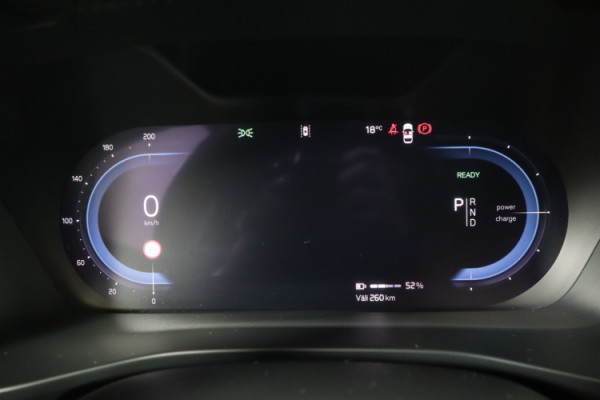 Esittelykuva VOLVO XC40 täyssähköautosta.