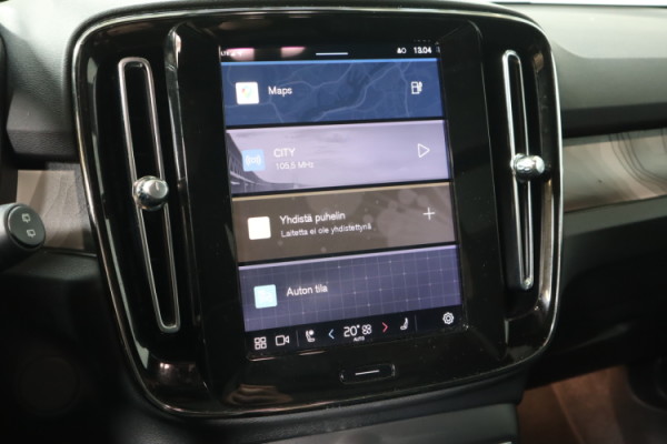 Esittelykuva VOLVO XC40 täyssähköautosta.