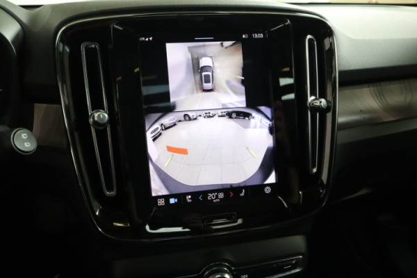 Esittelykuva VOLVO XC40 täyssähköautosta.