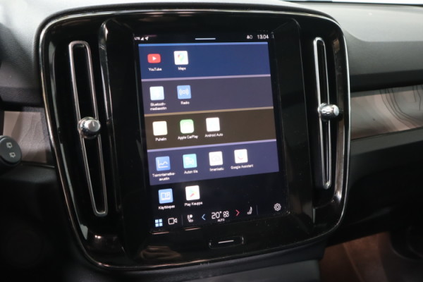 Esittelykuva VOLVO XC40 täyssähköautosta.
