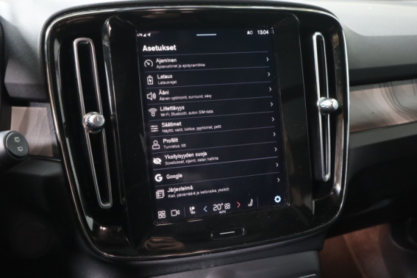 Esittelykuva VOLVO XC40 täyssähköautosta.