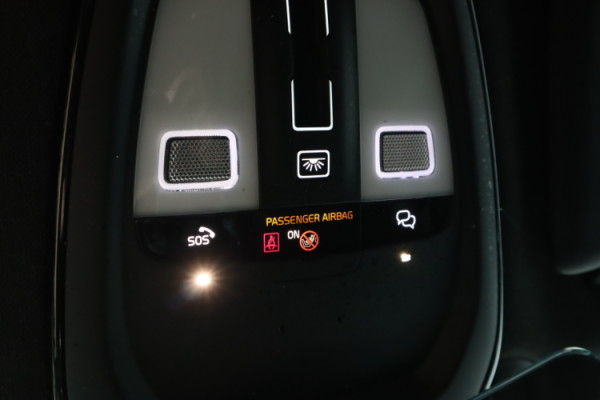 Esittelykuva VOLVO XC40 täyssähköautosta.
