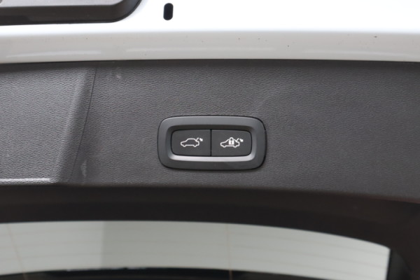 Esittelykuva VOLVO XC40 täyssähköautosta.