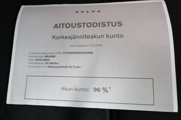 Esittelykuva VOLVO XC40 täyssähköautosta.