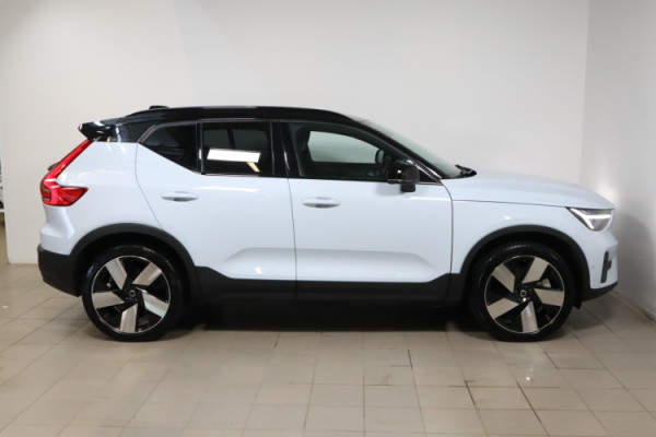 Esittelykuva VOLVO XC40 täyssähköautosta.