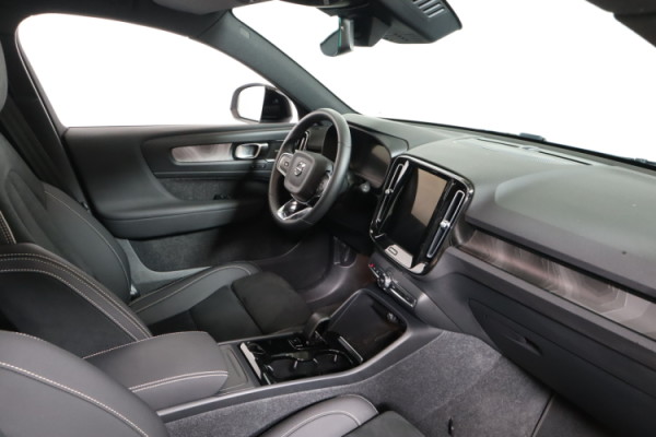Esittelykuva VOLVO XC40 täyssähköautosta.