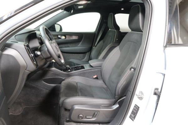 Esittelykuva VOLVO XC40 täyssähköautosta.