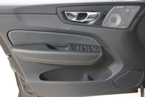 Esittelykuva VOLVO XC60 lataushybridiautosta.