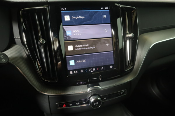 Esittelykuva VOLVO XC60 lataushybridiautosta.