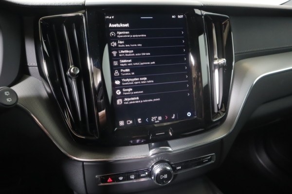Esittelykuva VOLVO XC60 lataushybridiautosta.
