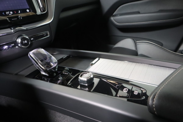 Esittelykuva VOLVO XC60 lataushybridiautosta.