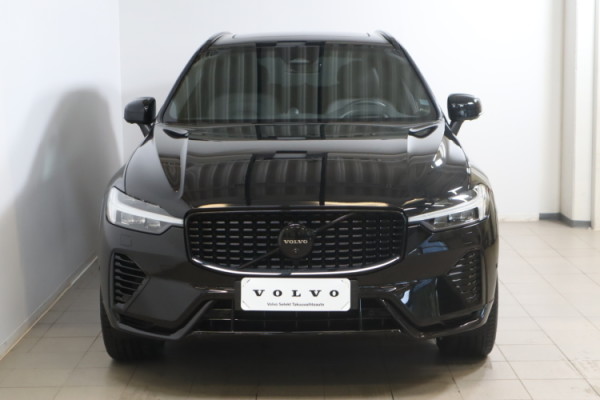 Esittelykuva VOLVO XC60 lataushybridiautosta.