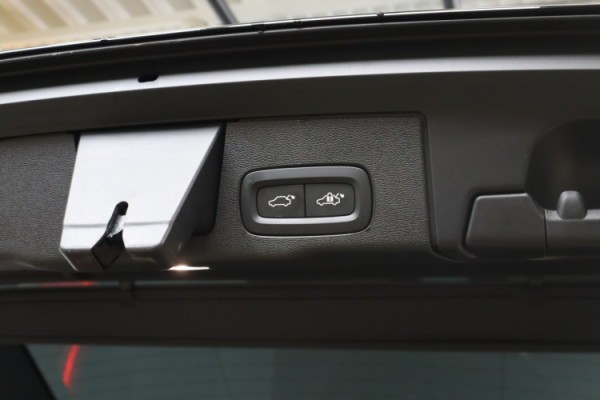 Esittelykuva VOLVO XC60 lataushybridiautosta.
