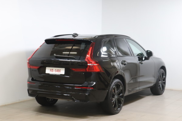 Esittelykuva VOLVO XC60 lataushybridiautosta.