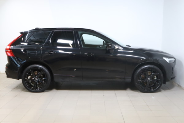 Esittelykuva VOLVO XC60 lataushybridiautosta.