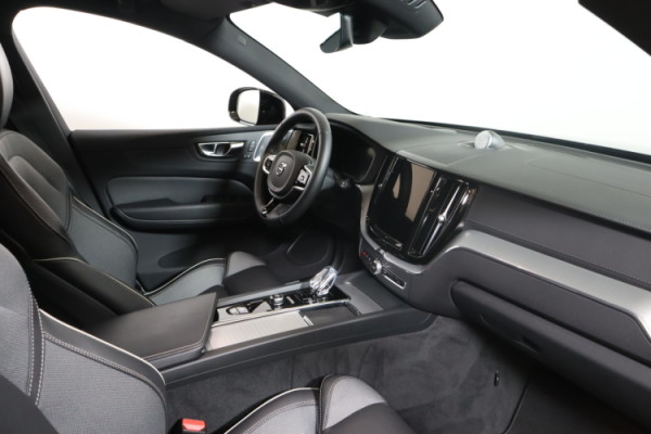 Esittelykuva VOLVO XC60 lataushybridiautosta.