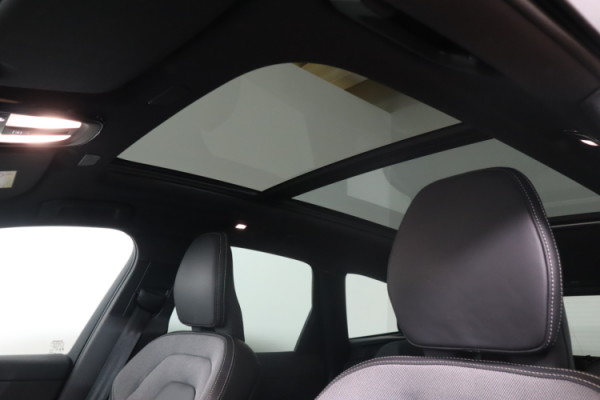 Esittelykuva VOLVO XC60 lataushybridiautosta.